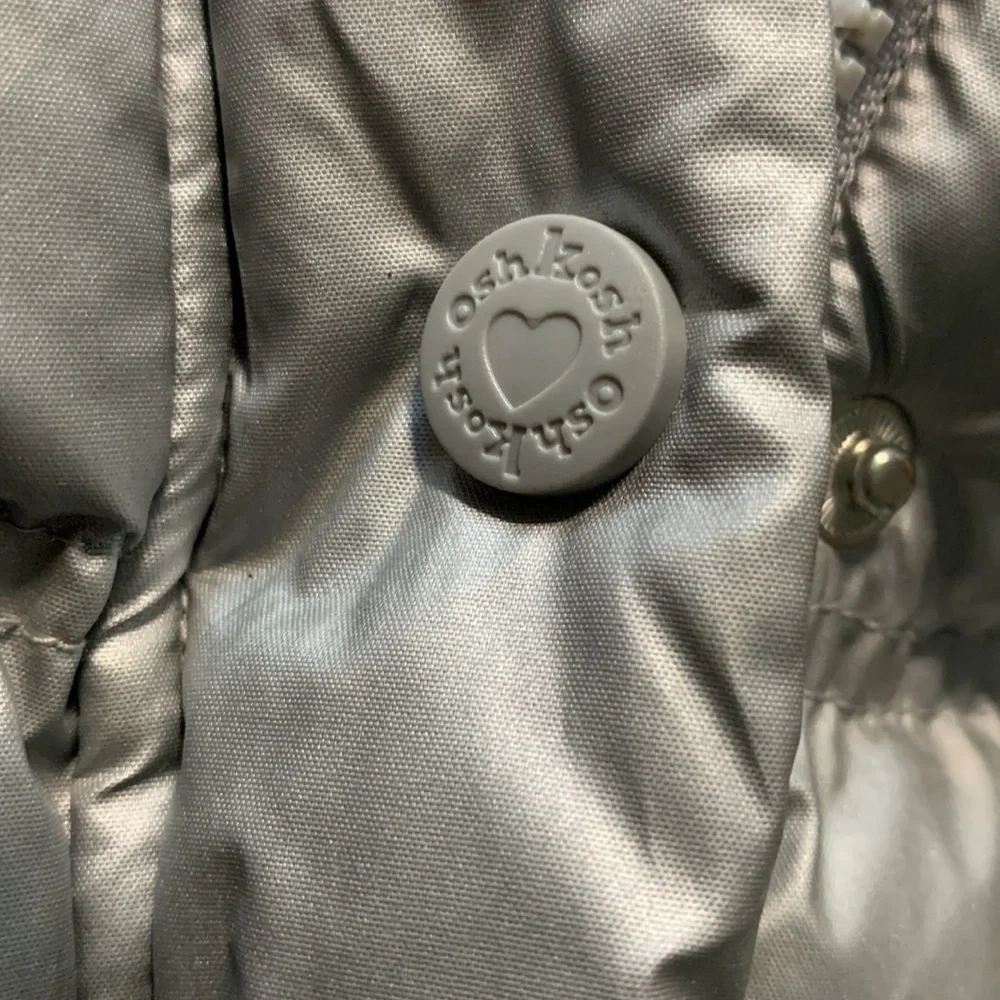 OshKosh Kid’s Puffer Vest Size 4T in silver, girls or boys, very good condition